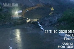 Cán bộ, người lao động ngành đường bộ xuyên đêm khắc phục hậu quả thiên tai nhằm sớm thông tuyến, bảo đảm giao thông thông suốt trên các tuyến đường chịu ảnh hưởng của thiên tai.