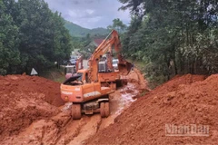 Chiều 4/11, các lực lượng chức năng vẫn đang nỗ lực thông đường tại miền Trung.