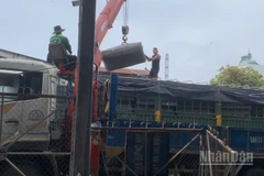 4.000 rọ thép được bốc lên xe vận chuyển cứu trợ khắc phục hạ tầng giao thông miền trung đang hứng chịu mưa lũ kỷ lục.