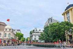 Các khối diễu binh đi qua khu phố Tràng Tiền.