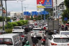 Lượng xe di chuyển ra hướng khu vực sân Tân Sơn Nhất và hướng đi các tỉnh miền tây tăng đột biến.