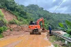 Công nhân đường bộ khắc phục hậu quả sạt lở ta-luy do bão số 10.