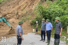 Lãnh đạo Cục Đường bộ Việt Nam đi kiểm tra thiệt hại cho ngành đường bộ sau cơn bão số 3 Wipha.