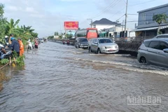 Triều cường gây ngập trên 1 số vị trí thuộc tuyến quốc lộ 1 gây khó khăn cho các phương tiện lưu thông.
