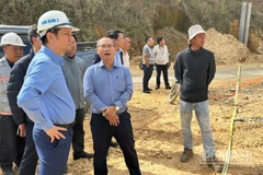 Cục trưởng Cục Đường bộ Việt Nam Bùi Quang Thái (người đội mũ trắng ngoài cùng) cùng đoàn kiểm tra đột xuất tại dự án xây dựng Quốc lộ 28B.