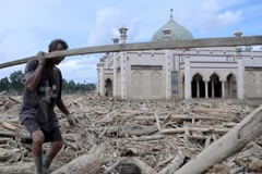 Lũ lụt và lở đất do mưa lớn tại Aceh, Indonesia ngày 10/12/2025. (Ảnh: THX/TTXVN)