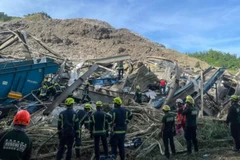 Lực lượng cứu hộ tìm kiếm người dân sau vụ sạt lở tại bãi chôn lấp rác Binaliw ở thành phố Cebu, Philippines, ngày 9/1/2026. (Ảnh: TTXVN/AFP)