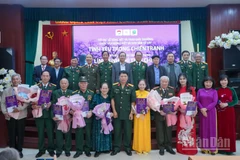 Ban Tổ chức trao giải cho các tác giả có tác phẩm xuất sắc.