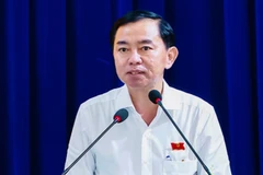 Đồng chí Phan Thanh Duy, Thường vụ Tỉnh ủy, Trưởng Ban Tổ chức Tỉnh ủy Cà Mau, đại biểu Hội đồng nhân dân tỉnh Cà Mau, phát biểu ý kiến tại buổi tiếp xúc cử tri xã Hòa Bình, giải thích rõ những vấn đề cử tri đang quan tâm, kiến nghị.