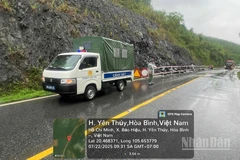 Các lực lượng chức năng tỉnh Hòa Bình phối hợp điều tiết giao thông tại những vị trí giao thông đang có dấu hiệu sạt trượt ta-luy.