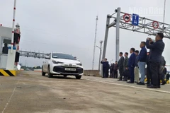 Đoàn công tác Cục Đường bộ Việt Nam bắt đầu thí điểm 1 tháng kể từ chiều 5/1 việc vận hành hệ thống giao thông thông minh tại các dự án cao tốc bắc-nam phía đông.