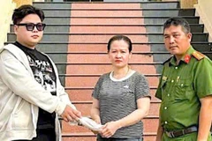 Thanh niên Lê Vĩnh Phước (bìa trái) trả lại tiền, vàng cho người đánh rơi trước sự chứng kiến của Công an xã Sông Đốc. (Ảnh: Công an Sông Đốc cung cấp).