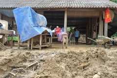 Dòng nước đầy bùn đất vẫn còn tiếp tục chảy qua căn nhà của gia đình ông Lương Văn Hồng, 67 tuổi, ở thôn Phân Đo, xã Dương Quỳ.
