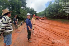 Cục Đường bộ Việt Nam và Cảnh sát giao thông nỗ lực khắc phục hậu quả mưa lũ lớn đe doạ an toàn giao thông trên các tuyến đường.