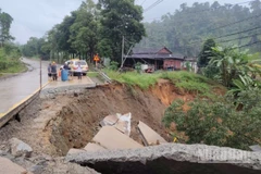 Sạt ta-luy âm 1/2 mặt đường tại Km1360+980 đường Hồ Chí Minh, đã rào chắn cảnh báo.