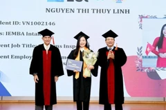 Tân thạc sĩ nhận bằng tốt nghiệp Chương trình thạc sĩ điều hành Quản trị kinh doanh quốc tế.