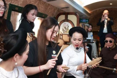 Các thí sinh "Tiếng hát Hà Nội 2025" tìm hiểu về phong cách diễn xướng hát xẩm Hà Nội xưa.