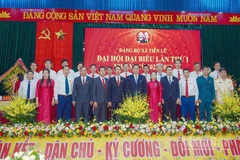 Chủ tịch Ủy ban nhân dân tỉnh Trần Duy Đông với Ban Chấp hành Đảng bộ xã Tiên Lữ.