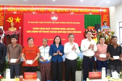 Lãnh đạo Ủy ban Mặt trận Tổ quốc Việt Nam Thành phố Hồ Chí Minh thăm và tặng quà cho thương binh, hộ dân, lực lượng vũ trang tại địa bàn đặc khu Côn Đảo. (Ảnh: A.H)
