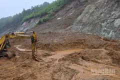Ảnh minh họa: Ngành đường bộ khắc phục hậu quả bão số 10 năm 2025 gây sạt trượt lớn tại khu vực miền trung.
