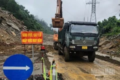 Thời tiết thuận lợi, các đơn vị bảo dưỡng khắc phục sạt lở đỡ vất vả hơn so với những ngày trước đó.