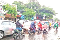 Quốc lộ 91 đoạn qua thành phố Cần Thơ thường xuyên bị ngập nước sau những trận mưa lớn. (ẢNH: Báo Nhân Dân)