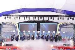 Các đại biểu thực hiện nghi thức khởi công.