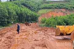 Công tác khắc phục hậu quả mưa lũ được thực hiện 24/24 giờ nhằm mục tiêu thông đường sớm nhất có thể.