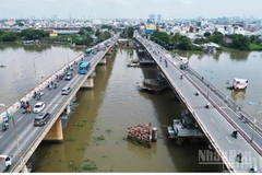 Cầu Bình Triệu 1 nặng 11.000 tấn đã hoàn thành việc nâng tĩnh không thông thuyền từ 5,5m lên gần 7m.