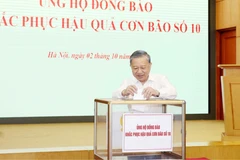 Tổng Bí thư Tô Lâm ủng hộ đồng bào khắc phục hậu quả cơn bão số 10. (Ảnh: TTXVN)
