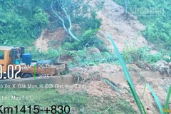 Khu Quản lý đường bộ III xử lý điểm sạt lở ta-luy mới phát sinh.