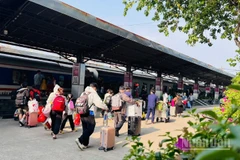 Ảnh minh họa: Hành khách chuẩn bị lên tàu tại ga Sài Gòn.