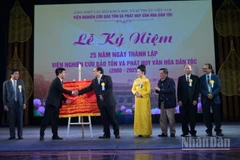 Tổng thư ký Liên hiệp các Hội Khoa học Kỹ thuật Việt Nam trao bức trướng cho Lãnh đạo Viện.