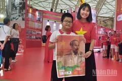 Chị Nguyễn Thị Hồng Nhung và con trai hiện đang sinh sống tại Sơn Tây (Hà Nội),chia sẻ, chị và cảm thấy rất may mắn khi tới tham quan triển lãm lần này rất ý nghĩa lại may mắn được tặng số phụ san của Báo Nhân Dân. "Gia đình chị khi biết Báo Nhân sẽ tặng phụ san nhân kỷ niệm 80 năm Quốc khánh đều hy vọng sẽ được sở hữu, nay các cháu nhà đã được cầm trên tay nên cảm thấy rất biết ơn", chị Nhung cho biết.