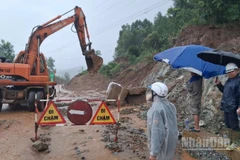 Nhà thầu hót dọn sạt trượt ta-luy, bảo đảm giao thông tại Km66+400.