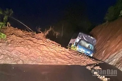 Mưa lớn khiến 1 số đoạn Quốc lộ 14E bị sụt trượt đúng lúc 1 chiếc xe tải đi qua đã khiến chiếc xe mắc kẹt, rất may lái xe vẫn an toàn.