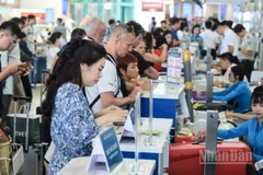 Tại các cảng hàng không luôn nhộn nhịp khách đến/đi.