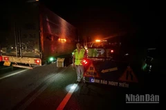 Lực lượng chức năng thuộc Cục Đường bộ Việt Nam phân luồng, cảnh báo ngập lụt trong cơn bão số 11 vừa qua.