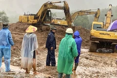 Giám đốc Ban Quản lý dự án 4 trực tiếp chỉ đạo thi công công trình xẻ đồi để mở đường cho người dân lưu thông trong những ngày mưa bão cuối tháng 10 và đầu tháng 11.