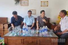 Lãnh đạo Sở Xây dựng tỉnh Quảng Ngãi thăm hỏi, động viên gia đình hai nhân viên của đơn vị.