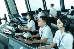 Nhân viên kiểm soát không lưu đang thực hiện nhiệm vụ bảo đảm an toàn cho các chuyến bay.