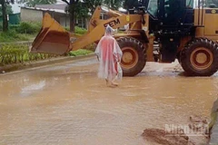 Lực lượng chức năng thuộc Cục Đường bộ Việt Nam thực hiện công tác cứu hộ trên địa bàn thành phố Huế.