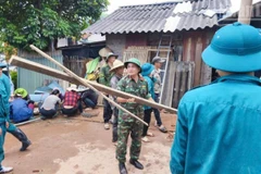 Ban Chỉ huy Phòng thủ khu vực 4, Đình Lập, tỉnh Lạng Sơn hỗ trợ nhân dân chằng chống nhà cửa. (Ảnh: Bộ Chỉ huy Quân sự tỉnh Lạng Sơn)