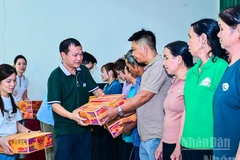 Công đoàn Báo Nhân Dân trao quà cho các hộ gia đình bị thiệt hại do thiên tai.
