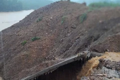 Sạt lở ta-luy âm trên Quốc lộ 14E đoạn qua sông Trà.