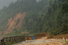 Đường Hồ Chí Minh qua thành phố Đà Nẵng tiếp tục sạt lở nặng do ảnh hưởng mưa lớn kéo dài: đoạn Km1354+100-Km1354+550.