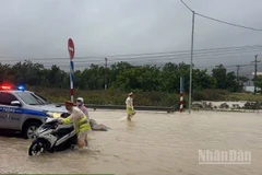 Lực lượng Cảnh sát giao tại Khánh Hòa hỗ trợ người tham gia giao thông trên tuyến Quốc lộ 1.