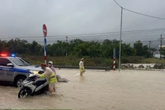 Lực lượng Cảnh sát giao tại Khánh Hòa (Ninh Thuận) hỗ trợ người tham gia giao thông trên tuyến Quốc lộ 1.