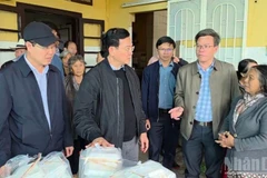 Chủ tịch Ủy ban nhân dân tỉnh Lâm Đồng Hồ Văn Mười (thứ hai, bên trái) đến thăm, động viên người dân đang sơ tán tránh lũ tại xã D'Ran.