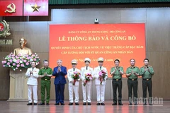 Phó Thủ tướng Thường trực Nguyễn Hòa Bình và Bộ trưởng Lương Tam Quang cùng các đồng chí Thứ trưởng Bộ Công an chúc mừng 3 đồng chí Thứ trưởng Bộ Công an: Thứ trưởng Lê Tấn Tới, Thứ trưởng Lê Văn Tuyến và Thứ trưởng Nguyễn Văn Long được Chủ tịch nước trao Quyết định thăng cấp bậc hàm từ Trung tướng lên Thượng tướng.